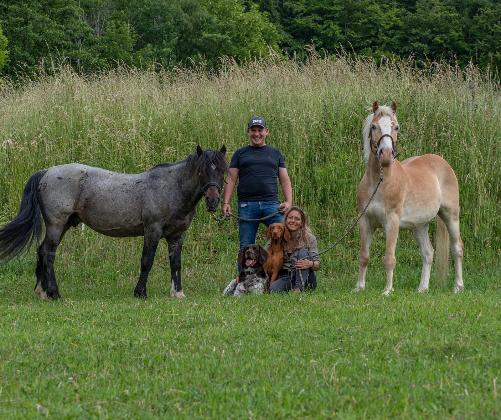 Sebastian und Verena mit ihren zwei Hunden und Pferden