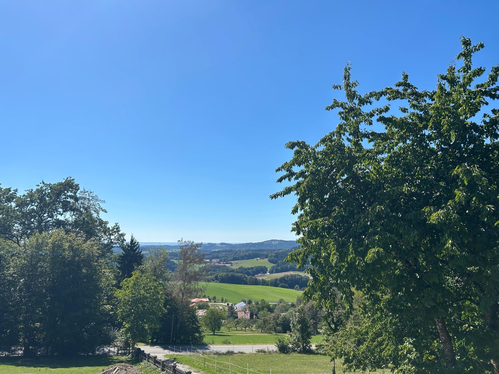 Ferienhaus im Morgennebel über den bewaldeten Hügeln des Bayerischen Waldes bei Lalling
